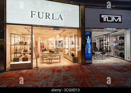 Sepang, Malesia - 29 luglio 2024: Negozi Tumi e Furla all'aeroporto internazionale di Kuala Lumpur. Foto Stock