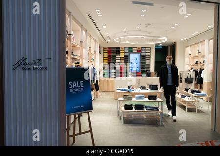 Sepang, Malesia - 29 luglio 2024: Negozio Lacoste presso l'aeroporto internazionale di Kuala Lumpur. Foto Stock