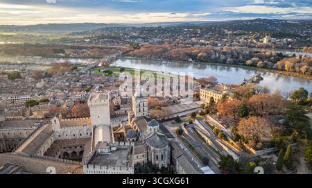 Vista panoramica al tramonto della città vecchia di Avignone con il Palais des Papes e il fiume Rodano, Francia: Paesaggio urbano storico, architettura medievale, patrimonio culturale Foto Stock