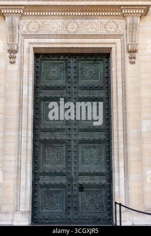 Parigi, Francia, 08.25.2025. Primo piano di una porta verde in legno splendidamente disegnata del Panthéon nel 5° arrondissement di Parigi Foto Stock