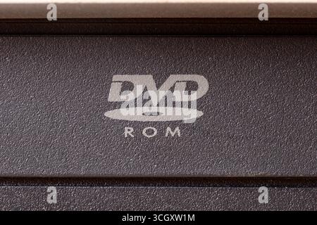 Primo piano macro di un simbolo del logo DVD ROM su un PC unità CD pannello anteriore supporto ottico logo concetto hardware di lettura dati, vecchi formati multimediali, ob meno recente Foto Stock