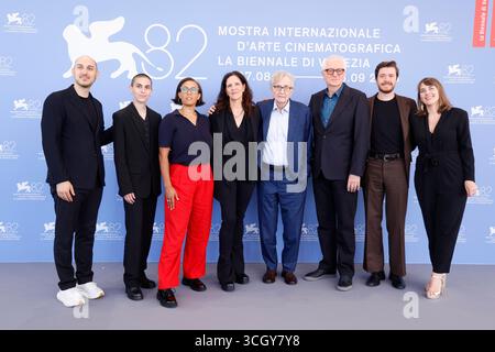 Yoni Golijov, Olivia Streisand, mia Cioffi Henry, regista Laura Poitras, Seymour M Hersh, Mark Obenhaus, Guest e Amy Foote hanno posato al photocall di "cover-up" durante la 82a Mostra Internazionale d'Arte cinematografica di Venezia al Palazzo del Cinema sul Lido di Venezia, Italia, il 29 agosto 2025. Foto Stock