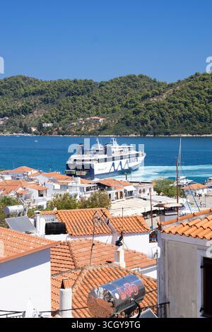 Traghetto passeggeri per gatto marittimo in arrivo a Skiathos Foto Stock