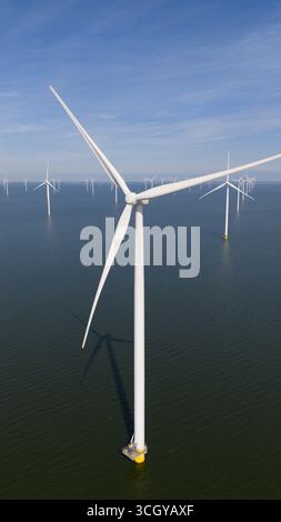 Turbina eolica, vista ravvicinata. Energia verde, pale di mulini a vento. Foto Stock