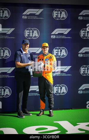Pole Photo Celebration al termine della qualyfing, Oscar Piastri firma le gomme pirelli, durante il GP d'Olanda, Zandvoort 28-31 agosto 2025. Formula 1 Foto Stock