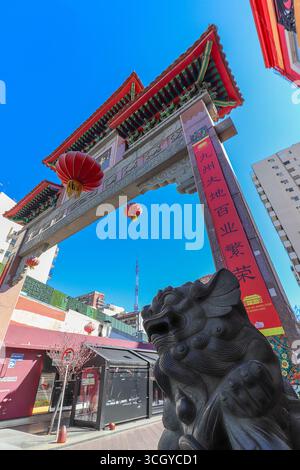Imponente statua del leone guardiano in pietra, o cane Foo, a guardia dell'ingresso a Chinatown a Belgrano. La prospettiva ad angolo basso evidenzia la sua maestosità e. Foto Stock