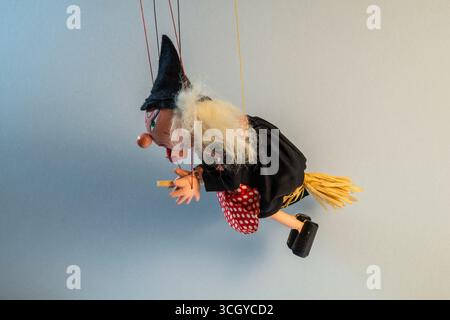 Marionetta di strega o marionetta di corda che volano su una scopa. Prodotto negli anni '1960 da Pelham Puppets, Marlborough, Wiltshire, Inghilterra. Foto Stock