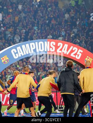 Barcellona, Spagna. 18 maggio 2025. I giocatori del Barcellona celebrano la successione del titolo dopo la Liga EA Sports match tra FC Barcelona e Villarre Foto Stock