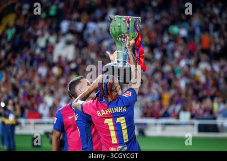 Barcellona, Spagna. 18 maggio 2025. Raphinha festeggia con il trofeo dopo la Liga EA Sports match tra FC Barcelona e Villarreal CF alla E. Foto Stock