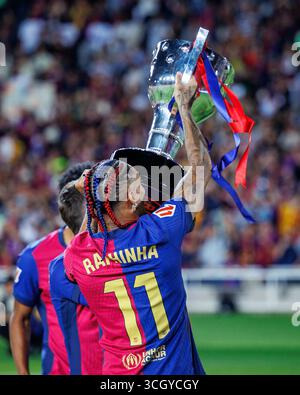 Barcellona, Spagna. 18 maggio 2025. Raphinha festeggia con il trofeo dopo la Liga EA Sports match tra FC Barcelona e Villarreal CF alla E. Foto Stock