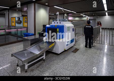 Macchine a raggi X, controllo di sicurezza, metropolitana, metropolitana, Shanghai, Repubblica Popolare Cinese Foto Stock