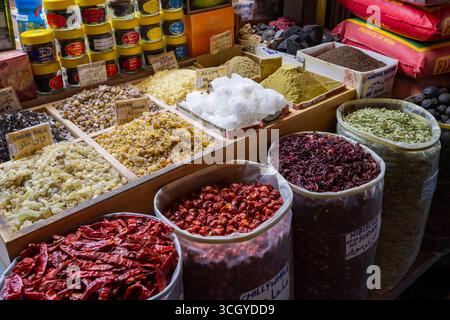 Varie spezie in vendita, Souk Vecchio, Souq Waqif, il mercato più antico della città, Doha, Qatar, Medio Oriente Foto Stock