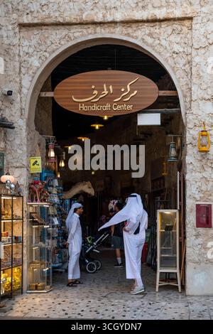 Vicoli storici, negozi, Old Souk, Souq Waqif, il mercato più antico della città, Doha, Qatar, Medio Oriente Foto Stock