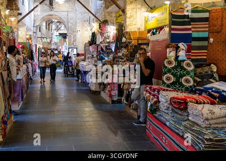 Vicoli storici, negozi, Old Souk, Souq Waqif, il mercato più antico della città, Doha, Qatar, Medio Oriente Foto Stock