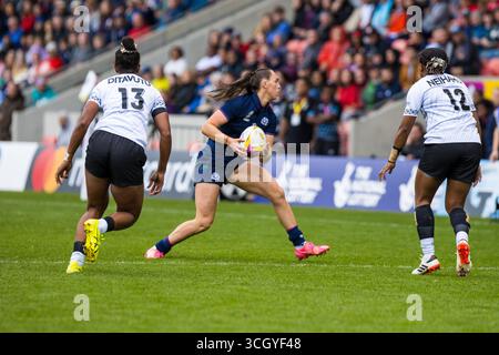 Londra, Regno Unito. 30 agosto 2025. Lisa Thomson (Centre - Scotland e Trailfinders) consegna un passaggio piatto attraverso la linea durante la partita tra Scozia e Figi nella Women's Rugby World Cup 2025 (partita 10) al Salford Community Stadium, Inghilterra, sabato 30 agosto 2025. Credito: SPP Sport Press Photo. /Alamy Live News Foto Stock