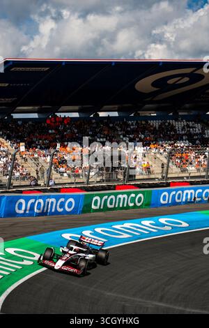 Il pilota francese del MoneyGram Haas F1 Team Esteban Ocon ha visto durante le prove libere tre del Gran Premio d'Olanda di Formula 1 2025. Foto Stock