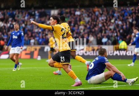 Rodrigo Gomes (centro) del Wolverhampton Wanderers riporta la palla a metà strada dopo aver segnato il secondo gol a squadre durante la partita di Premier League al Molineux Stadium di Wolverhampton. Data foto: Sabato 30 agosto 2025. Foto Stock