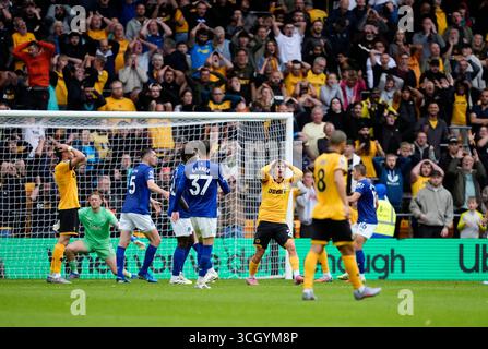 Rodrigo Gomes (centro) dei Wolverhampton Wanderers reagisce dopo aver perso una chance durante la partita di Premier League al Molineux Stadium di Wolverhampton. Data foto: Sabato 30 agosto 2025. Foto Stock