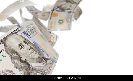 Banconote da 100 dollari statunitensi in caduta casuale isolate su sfondo bianco. Foto Stock