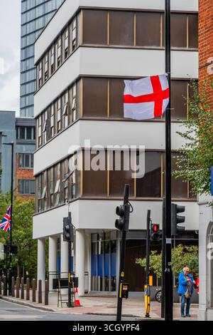 Londra, Regno Unito. 30 agosto 2025. I Lamposts portano le bandiere di St Georges e Union Jacks fuori dall'hotel Thistle Barbican, che ospita i richiedenti asilo a Londra. Per il resto la zona era tranquilla, nonostante la recente sentenza dell'alta corte. Crediti: Guy Bell/Alamy Live News Foto Stock