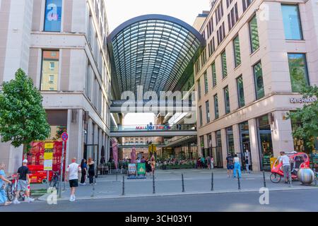 Berlino, Germania - 16 agosto 2025: Vista esterna del centro commerciale di Berlino, caratterizzato da un'architettura moderna, vivaci pedoni e vivaci vetrine Foto Stock
