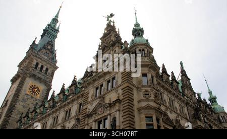 Architettura neorinascimentale del municipio, vista parziale dall'angolo nord, Amburgo, Germania Foto Stock