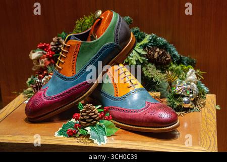 Colorate scarpe da uomo in pelle in mostra per le feste Foto Stock