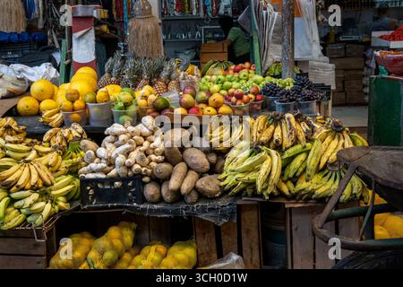 Un autentico e colorato spettacolo di frutta e verdura tropicale fresca, tra cui banane, ananas e manioca, in un tradizionale "Feira Livre" Foto Stock