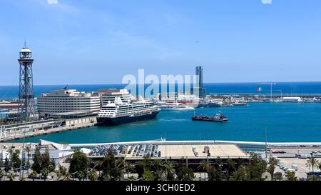 Grandi navi da crociera attraccate al porto di Barcellona in Spagna, vista del trasporto marittimo e dell'industria turistica con sfondo marittimo e cittadino. Foto Stock