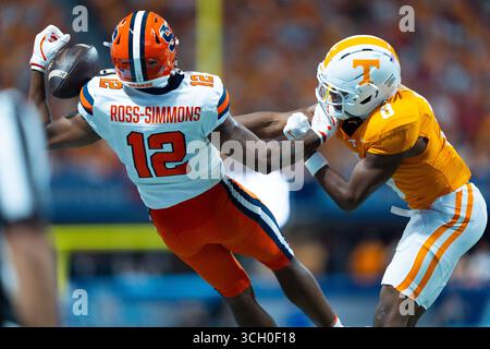 30 agosto 2025: Justus Ross-Simmons n. 12 degli Orange di Siracusa non può fare la presa con una sola mano durante la partita di calcio NCAA tra i volontari dell'Università del Tennessee e la Syracuse University Orange al Mercedes-Benz Stadium di Atlanta, GA Tim Gangloff/CSM (immagine di credito: © Tim Gangloff/Cal Sport Media) Foto Stock