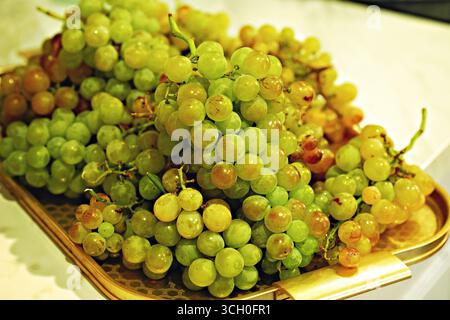 Uva fresca e vibrante, che sfoggia un mix di colori. Perfetto per mangiare sano e immagini di frutta. Foto Stock