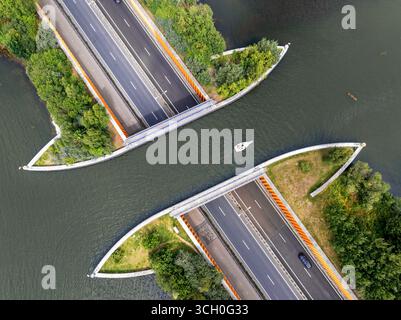 Una veduta droni dell'acquedotto navigabile Veluwemeer a Flevoland nei Paesi Bassi vicino a Hardwijk Foto Stock