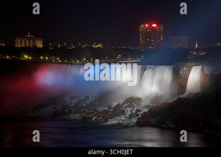 Le luci colorate di notte sulle impressionanti cascate americane di Buffalo, il fiume Niagara, le cascate del Niagara, Ontario, Canada Foto Stock