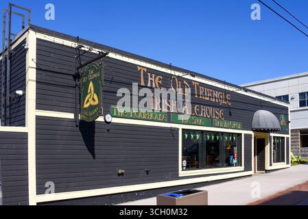 Sydney, Canada - 2 agosto 2025: The Old Triangle Irish Alehouse in Charlotte Street. L'edificio una volta ospitava i bar noti come Joe's Warehouse e S. Foto Stock