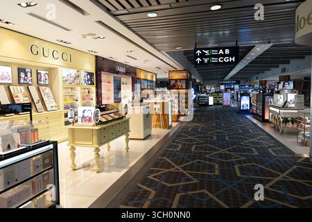 Kuala Lumpur, Malesia - 12 settembre 2024: Una vista interna della zona dello shopping duty-free a KLIA. Cosmetici e profumi sono esposti al dettaglio Foto Stock