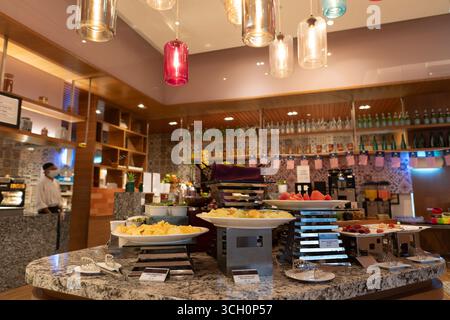 Kuala Lumpur, Malesia - 14 settembre 2024: Esposizione di frutta fresca su un tavolo all'interno del ristorante Chorak. Il buffet offre una varietà di fette Foto Stock