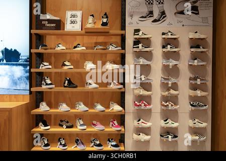 Kuala Lumpur, Malesia - 18 settembre 2024: Varie calzature esposte sugli scaffali del negozio Vans al Mitsui Shopping Park LaLaport Bukit Bintang City C. Foto Stock