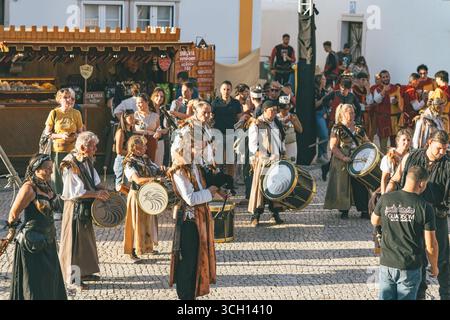 Castro Marim, Portogallo, 29 agosto 2025. Gli artisti vestiti con abiti medievali suonano strumenti tradizionali durante un festival a Castro Marim. Foto Stock