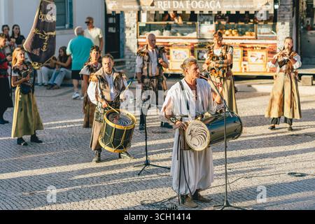 Castro Marim, Portogallo, 29 agosto 2025. Gli artisti vestiti con abiti medievali suonano strumenti tradizionali durante un festival a Castro Marim. Foto Stock