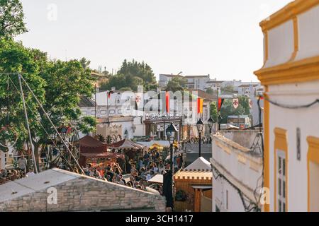 Castro Marim, Portogallo, 29 agosto 2025. La folla esplora un vivace mercato di strada a tema medievale nel cuore di Castro Marim. Foto Stock