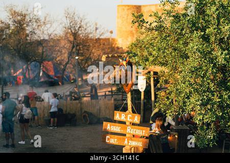 Castro Marim, Portogallo, 29 agosto 2025. Campo medievale rustico con decorazioni di cinghiali Foto Stock