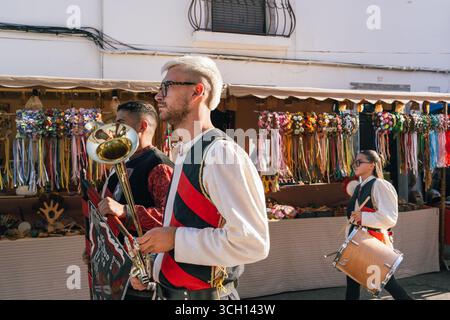Castro Marim, Portogallo, 29 agosto 2025. Gli artisti vestiti con abiti medievali suonano strumenti tradizionali durante un festival a Castro Marim. Foto Stock