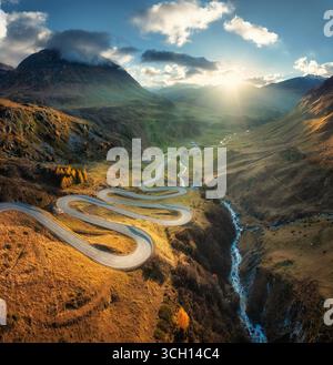 Vista aerea della tortuosa strada di montagna delle Alpi svizzere Foto Stock