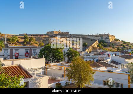 Castro Marim, Portogallo, 29 agosto 2025. Vista panoramica del castello di Castro Marim con vista sulla città, con vivaci decorazioni medievali e rustici ani Foto Stock