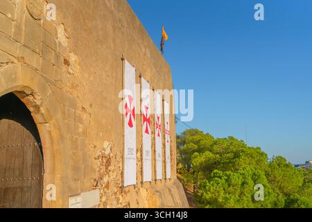 Castro Marim, Portogallo, 29 agosto 2025. Croci e datteri templari segnano le mura del castello di Castro Marim, celebrando i suoi ricchi militari e religiosi Foto Stock