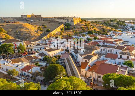 Castro Marim, Portogallo, 29 agosto 2025. Una vista aerea di Castro Marim in Algarve, Portogallo, mostra le case bianche raggruppate sotto lo storico Hi Foto Stock