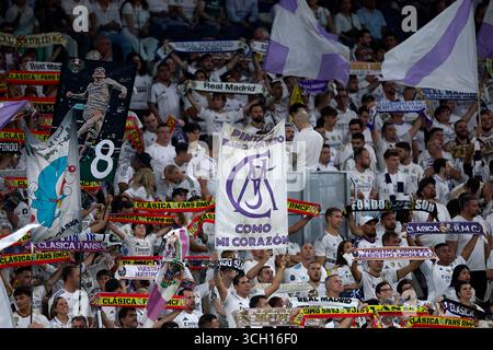 Madrid, Spagna. 30 agosto 2025. I tifosi del Real Madrid mostrano il loro sostegno durante la Liga EA Sport match tra Real Madrid e RCD Mallorca, il 30 agosto 2025. - 30/08/2025 - Spagna/Madrid/Madrid - LGM/le Pictorium credito: LE PICTORIUM/Alamy Live News Foto Stock