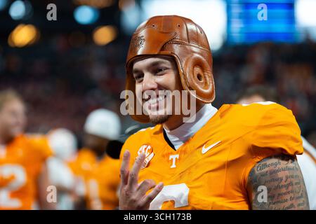 30 agosto 2025: Joey Aguilar #6 dei Tennessee Volunteers celebra dopo la partita di football NCAA tra la University of Tennessee Volunteers e la Syracuse University Orange al Mercedes-Benz Stadium di Atlanta, GA Tim Gangloff/CSM Foto Stock