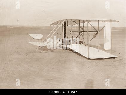 Wilbur in posizione prona in macchina danneggiata sul terreno dopo tentativi di prova di Dicembre 14, 1903; Kitty Hawk, North Carolina. Foto Stock