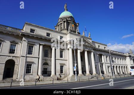 La Custom House di Dublino sorge maestosamente sulle rive del fiume Liffey. Foto Stock